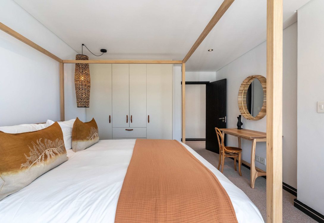 Cape-House-Camps-Bay-Sleeps-10-Pool-Views-BBQ-1-1090×750