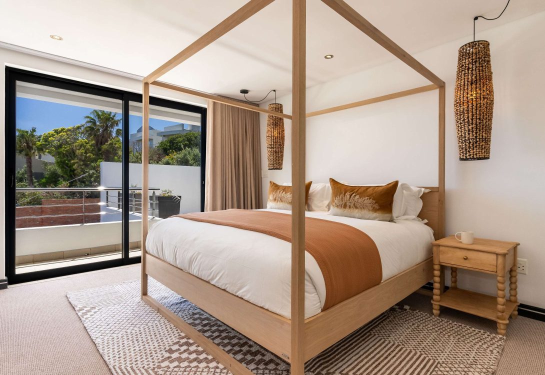 Cape-House-Camps-Bay-Sleeps-10-Pool-Views-BBQ-19-1090×750