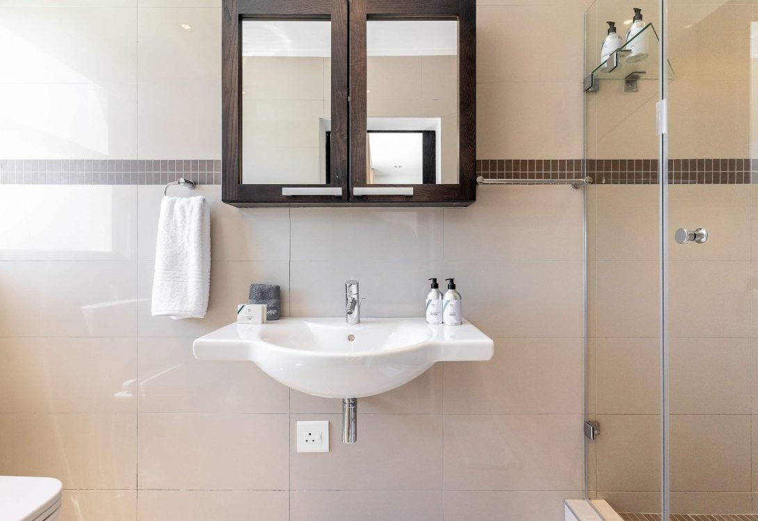 Cape-House-Camps-Bay-Sleeps-10-Pool-Views-BBQ-3-1090×750