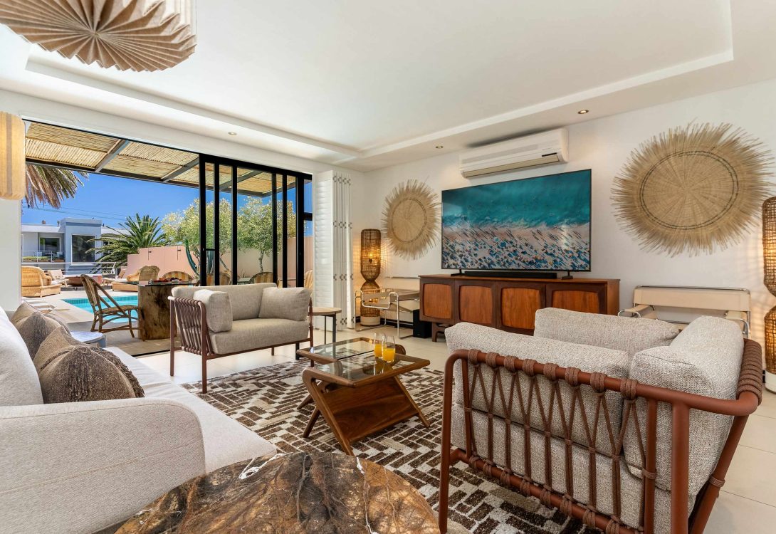 Cape-House-Camps-Bay-Sleeps-10-Pool-Views-BBQ-30-1090×750