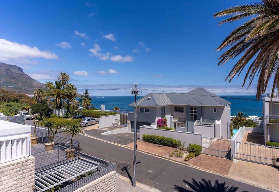 Cape-House-Camps-Bay-Sleeps-10-Pool-Views-BBQ-38-1090×750