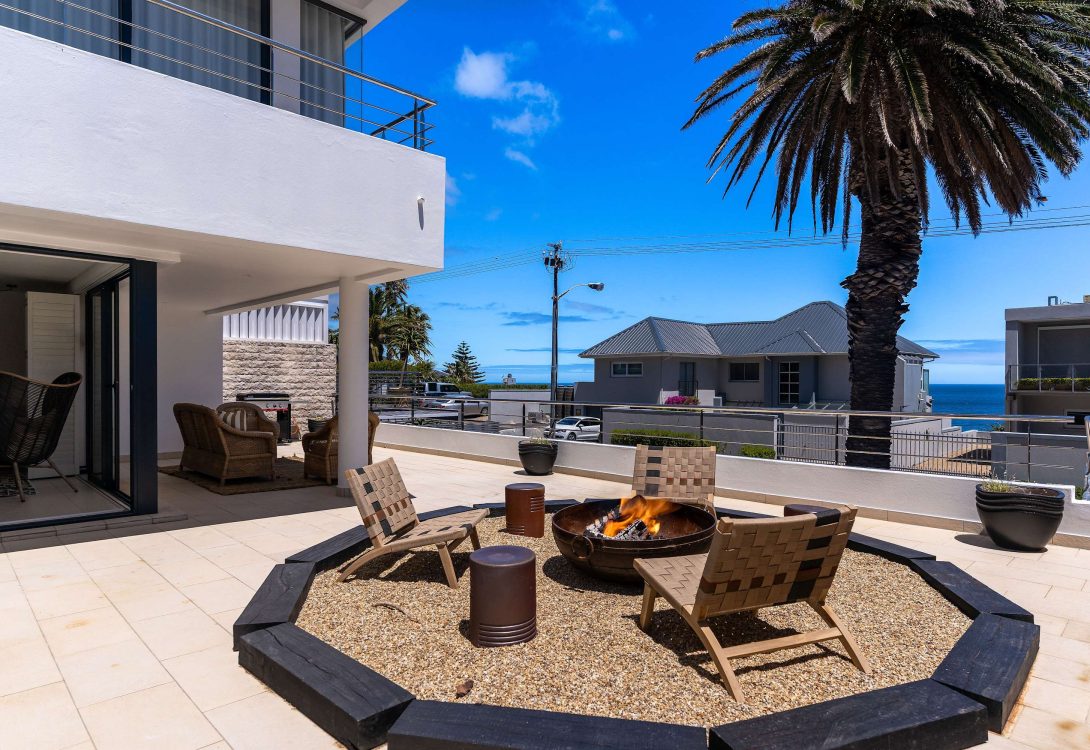 Cape-House-Camps-Bay-Sleeps-10-Pool-Views-BBQ-39-1090×750