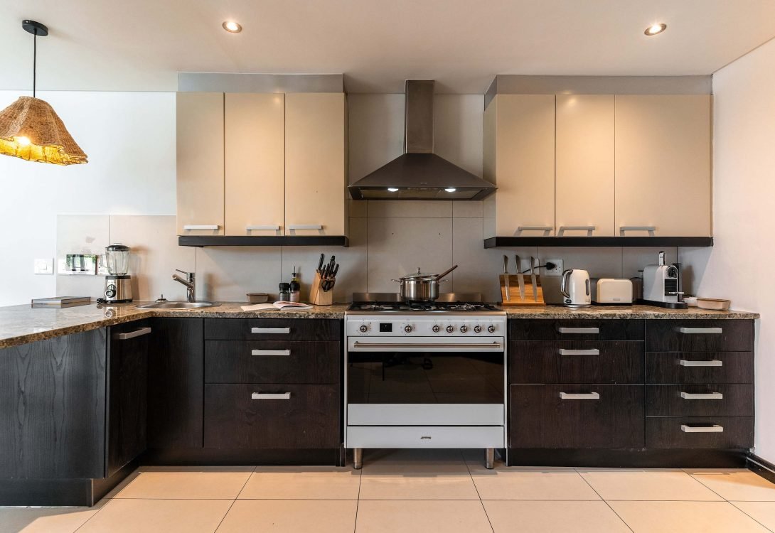 Cape-House-Camps-Bay-Sleeps-10-Pool-Views-BBQ-5-1090×750