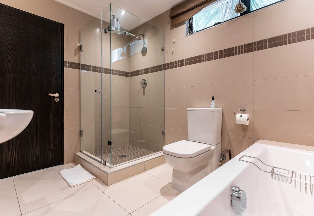 Cape-House-Camps-Bay-Sleeps-10-Pool-Views-BBQ-6-1090×750 (1)