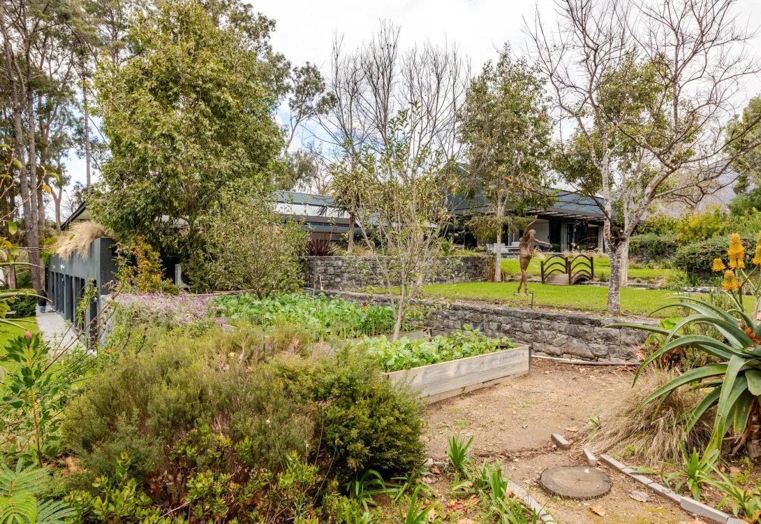 Contemporary-Luxury-Villa-in-Constantia-Number-44-72-1090×750