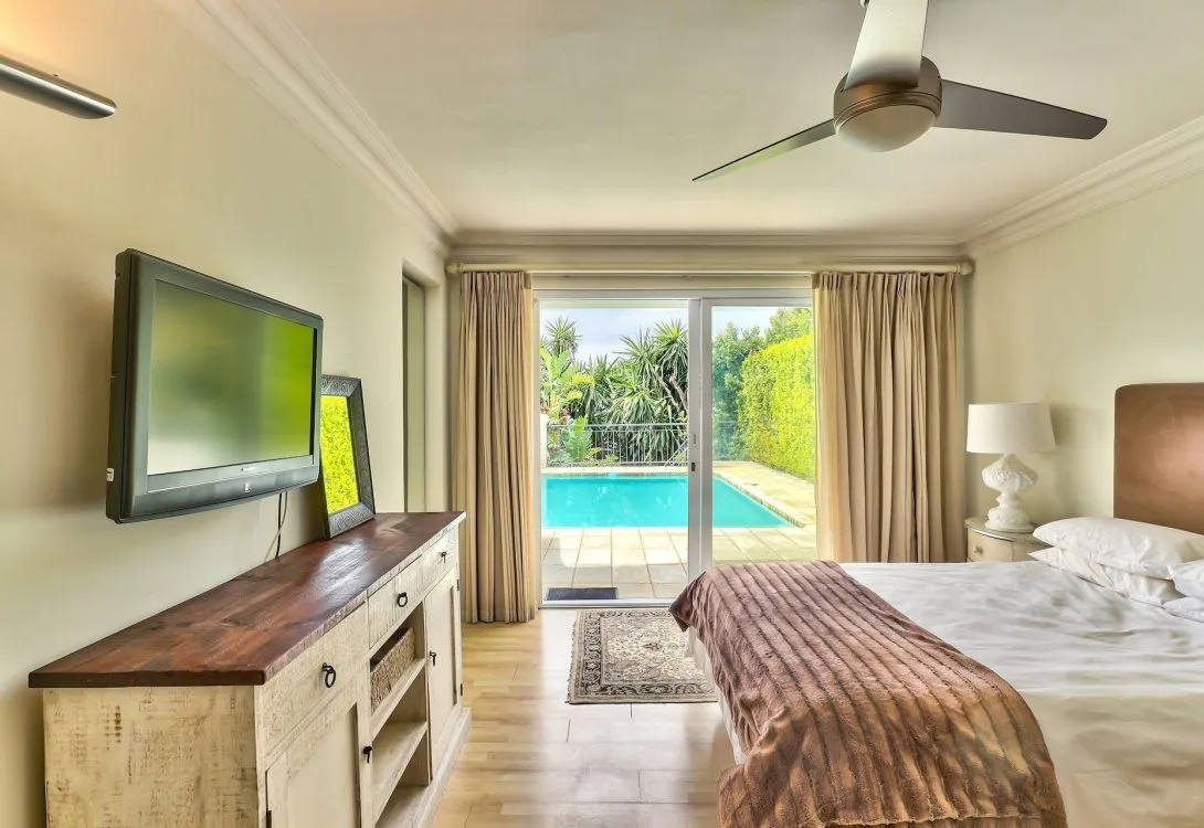 De-Wet-Rd-Villa-Bantry-Bay-La-Luna-34-1090×750