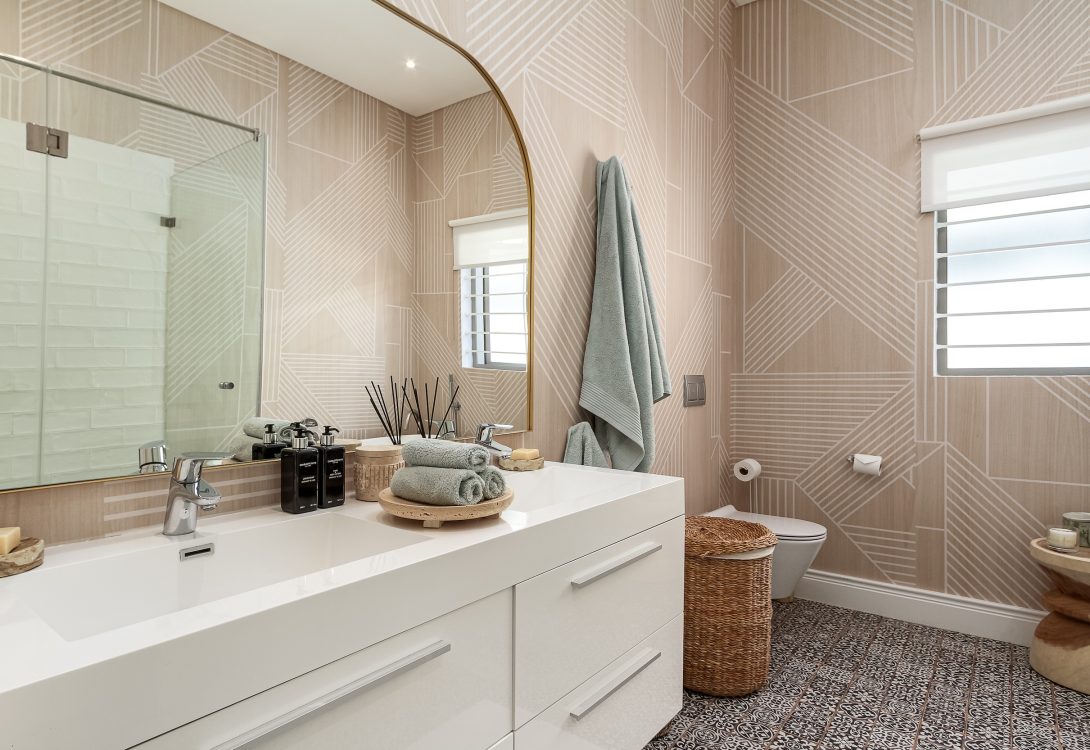 Elegant-Sea-Point-Oasis-with-Heated-Pool-14-1090×750