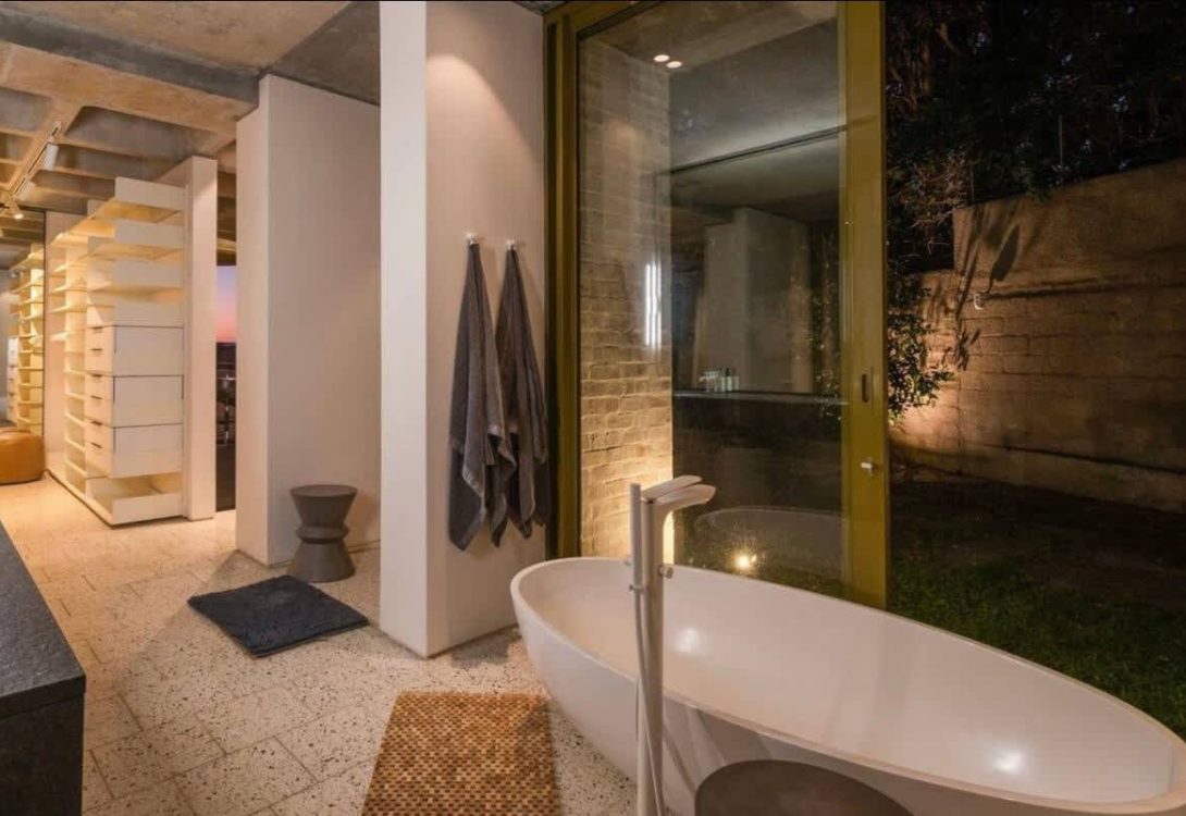 Luna-Azul-Loft-Sea-Point-Ilkley-Ultra-Lux-Apt-Pool-Views-14-1090×750