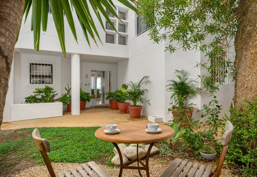 Private-Clifton-Escape-Pool-Jacuzzi-Butler-48-1090×750