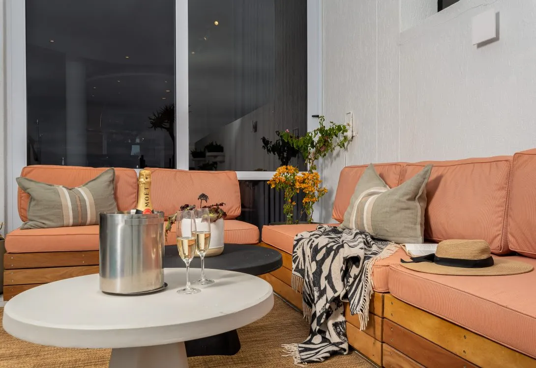 Private-Clifton-Escape-Pool-Jacuzzi-Butler-7-1090×750