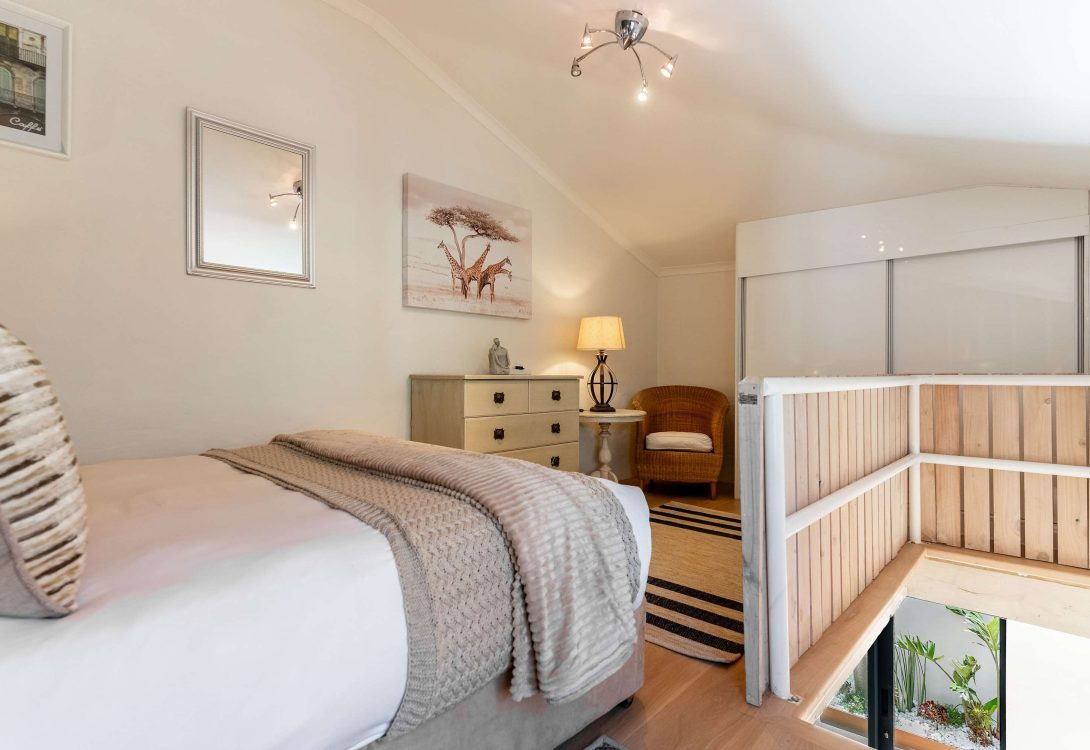 Villa-Iparadesi-Camps-Bay-Pool-Panoramic-Views-2-1090×750