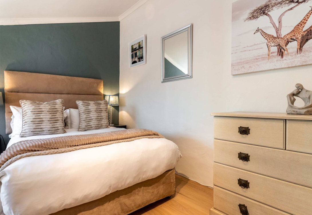 Villa-Iparadesi-Camps-Bay-Pool-Panoramic-Views-6-1090×750