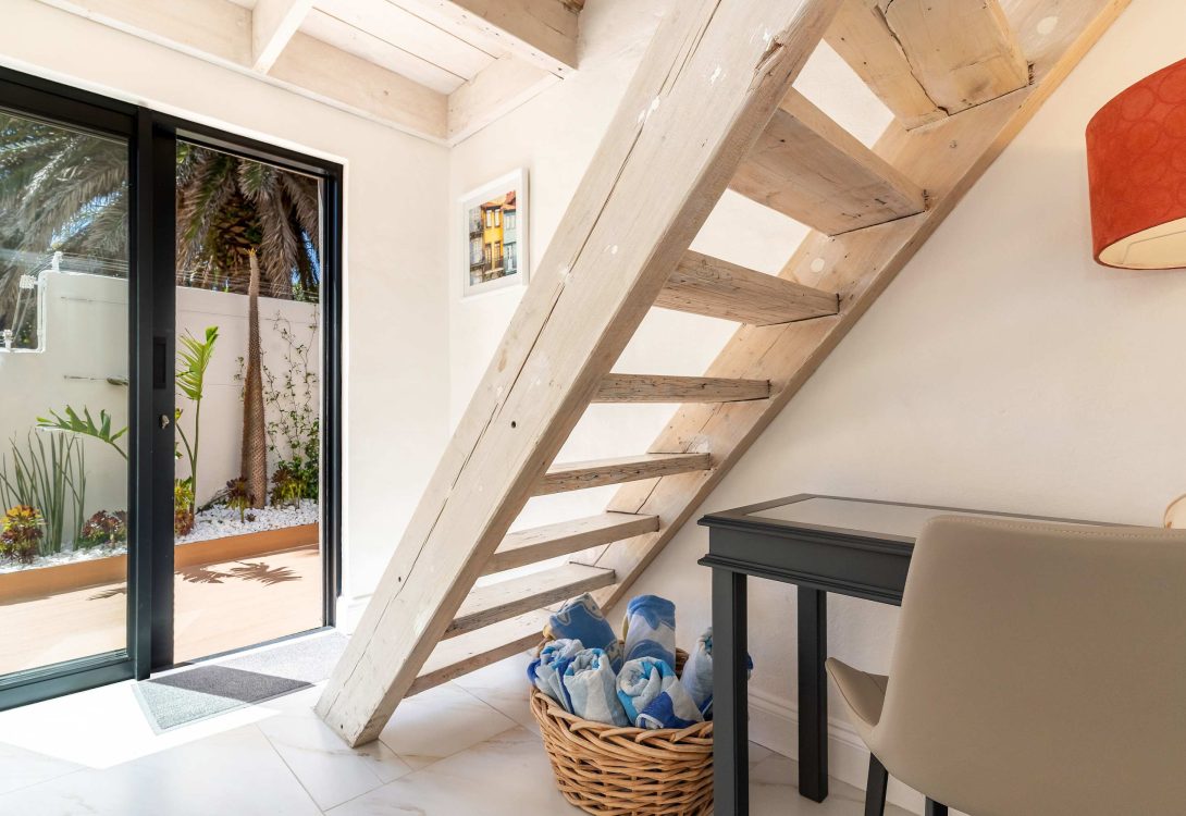 Villa-Iparadesi-Camps-Bay-Pool-Panoramic-Views-9-1090×750