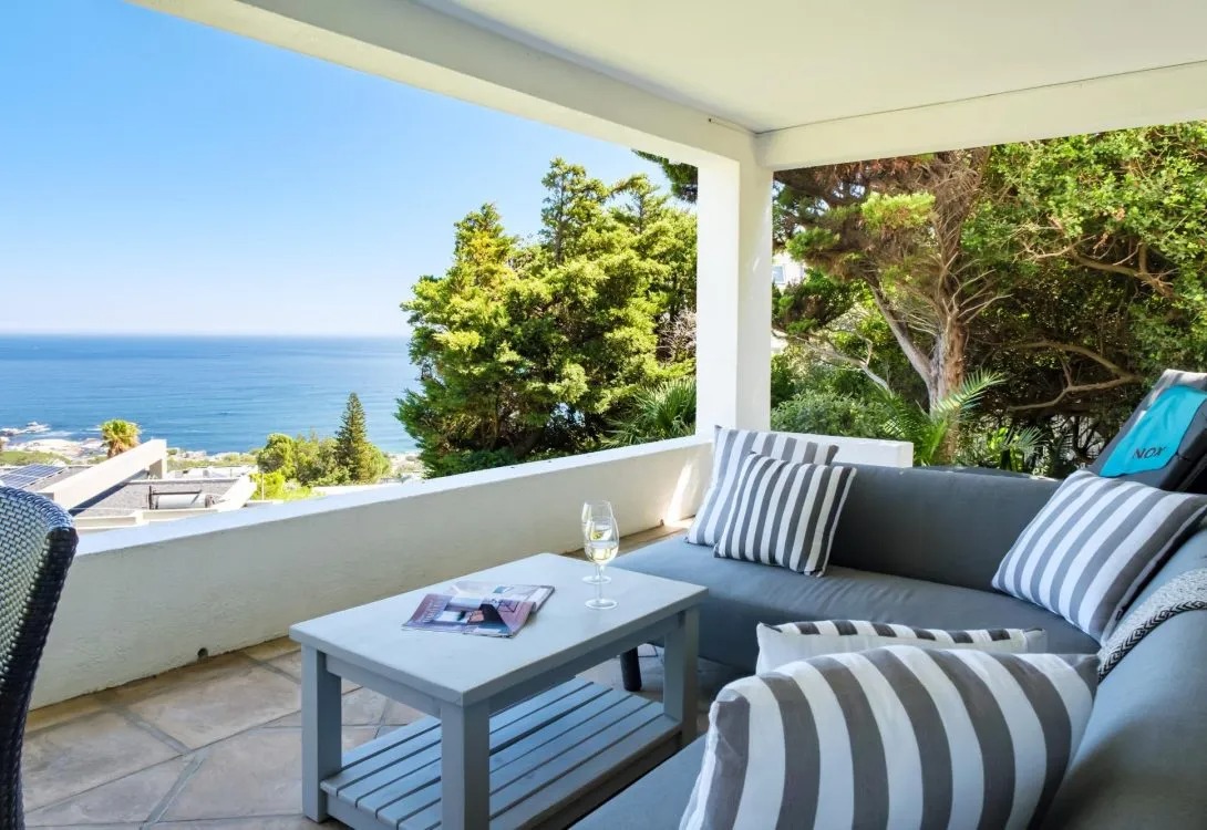 imgi_10_Camps-Bay-4bed-Home-w-Pool-and-Views-Alma-Marina-21-1090×750