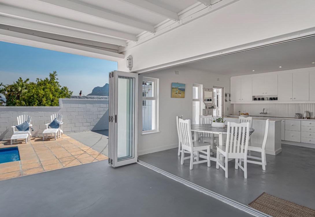 imgi_10_Villa-Santorini-Hout-Bay-11-1090×750