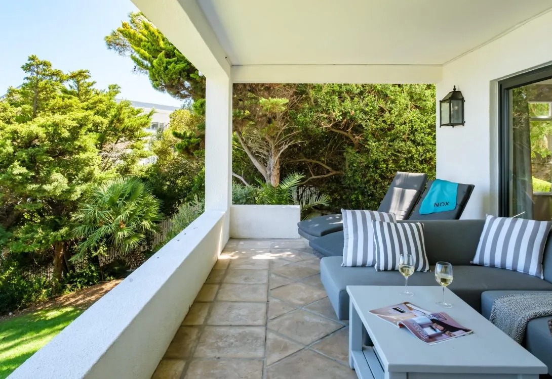 imgi_12_Camps-Bay-4bed-Home-w-Pool-and-Views-Alma-Marina-35-1090×750