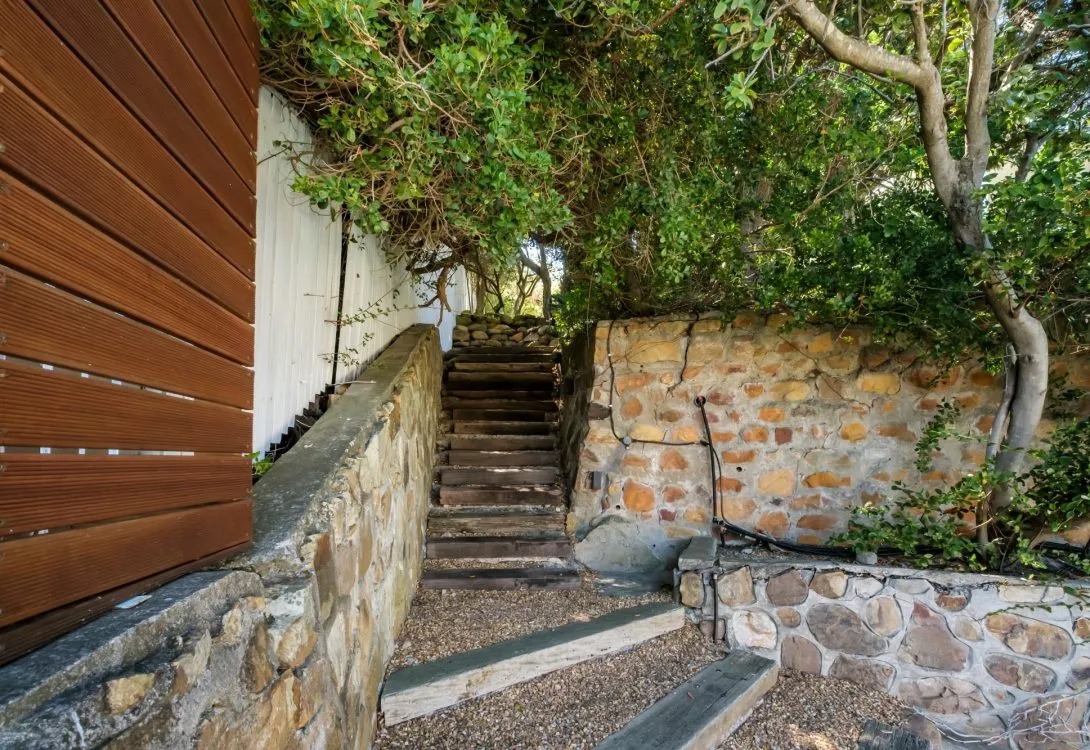 imgi_14_Camps-Bay-4bed-Home-w-Pool-and-Views-Alma-Marina-46-1090×750