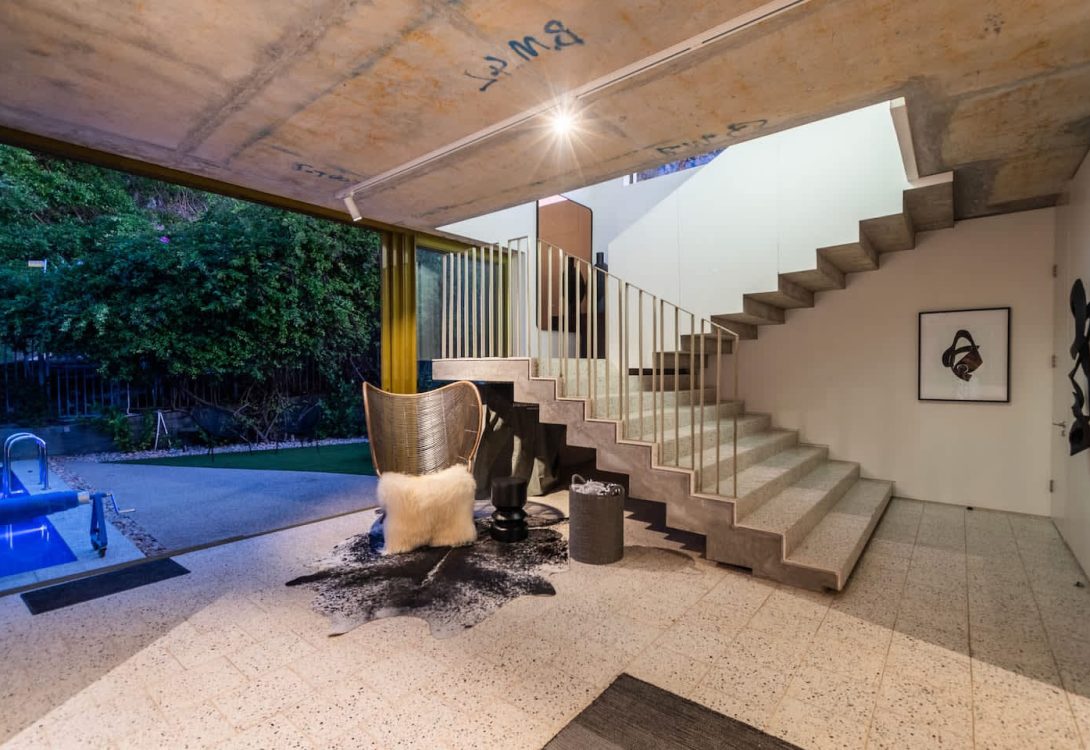 imgi_15_Luna-Azul-Penthouse-Ultra-luxury-in-Sea-Point-13-1-1090×750