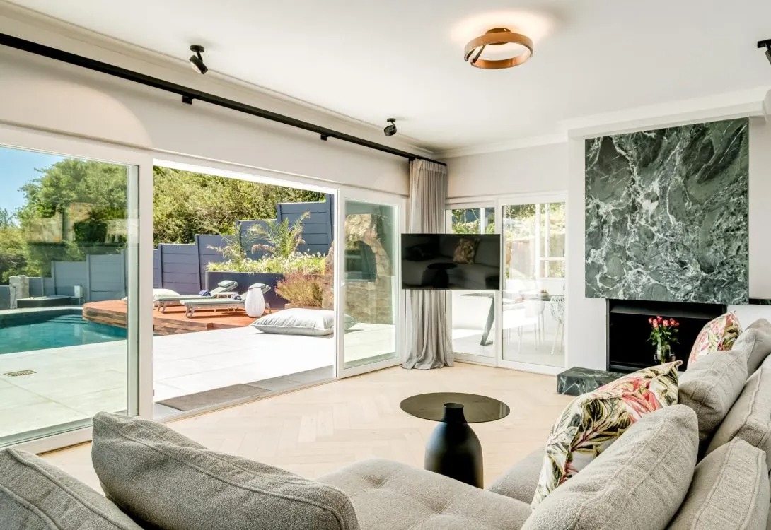 imgi_16_Aqua-Terra-Camps-Bay-17-1090×750