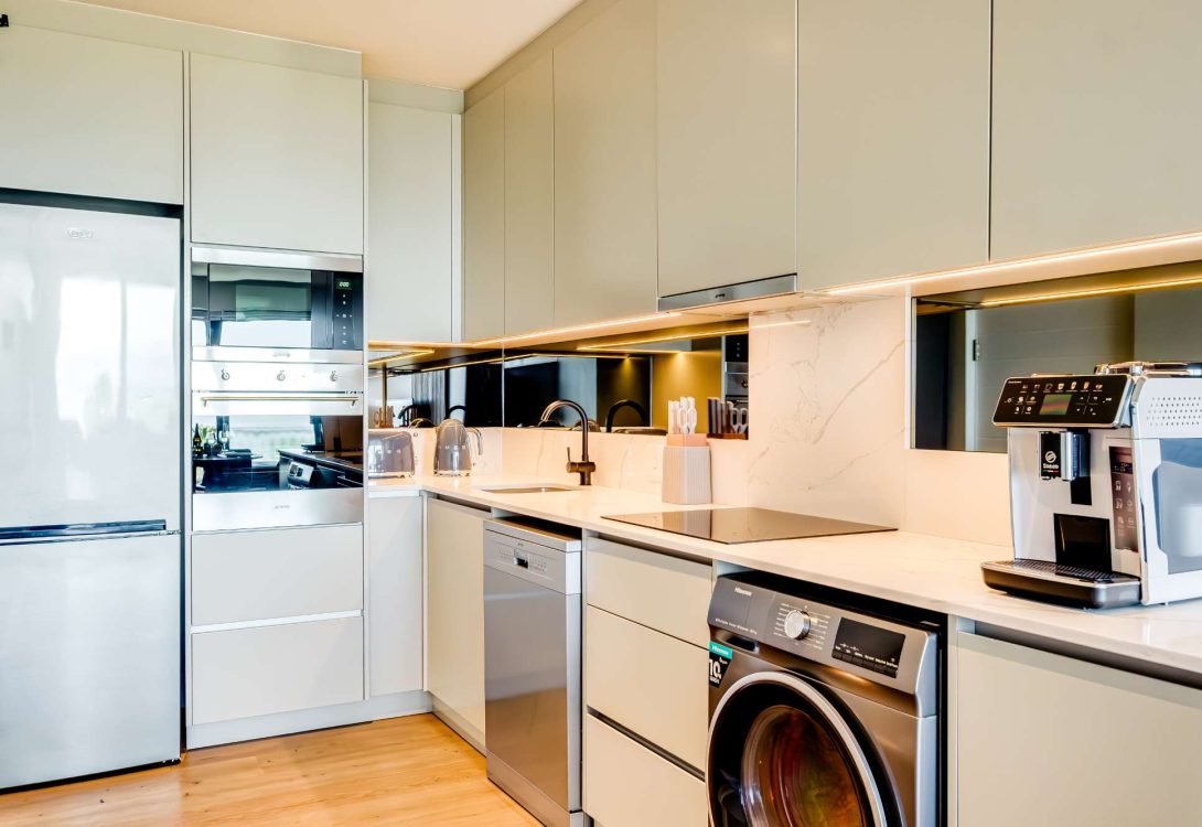 imgi_16_Charming-Coastal-Escape-Marula-One-Sea-Point-1-4-1090×750