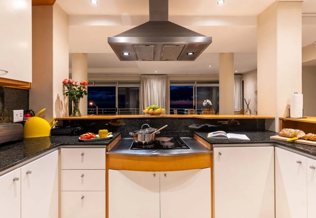 imgi_16_Sunset-Azure-Apartment-Camps-Bay-0-1090×750