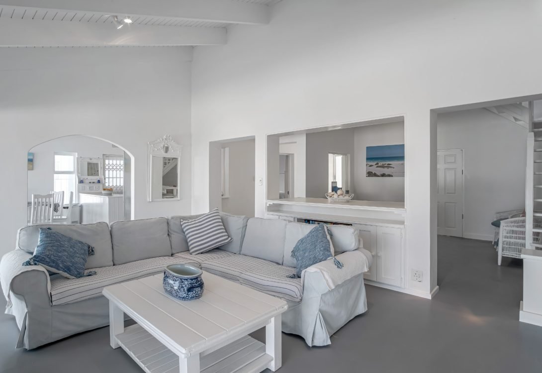 imgi_16_Villa-Santorini-Hout-Bay-15-1090×750