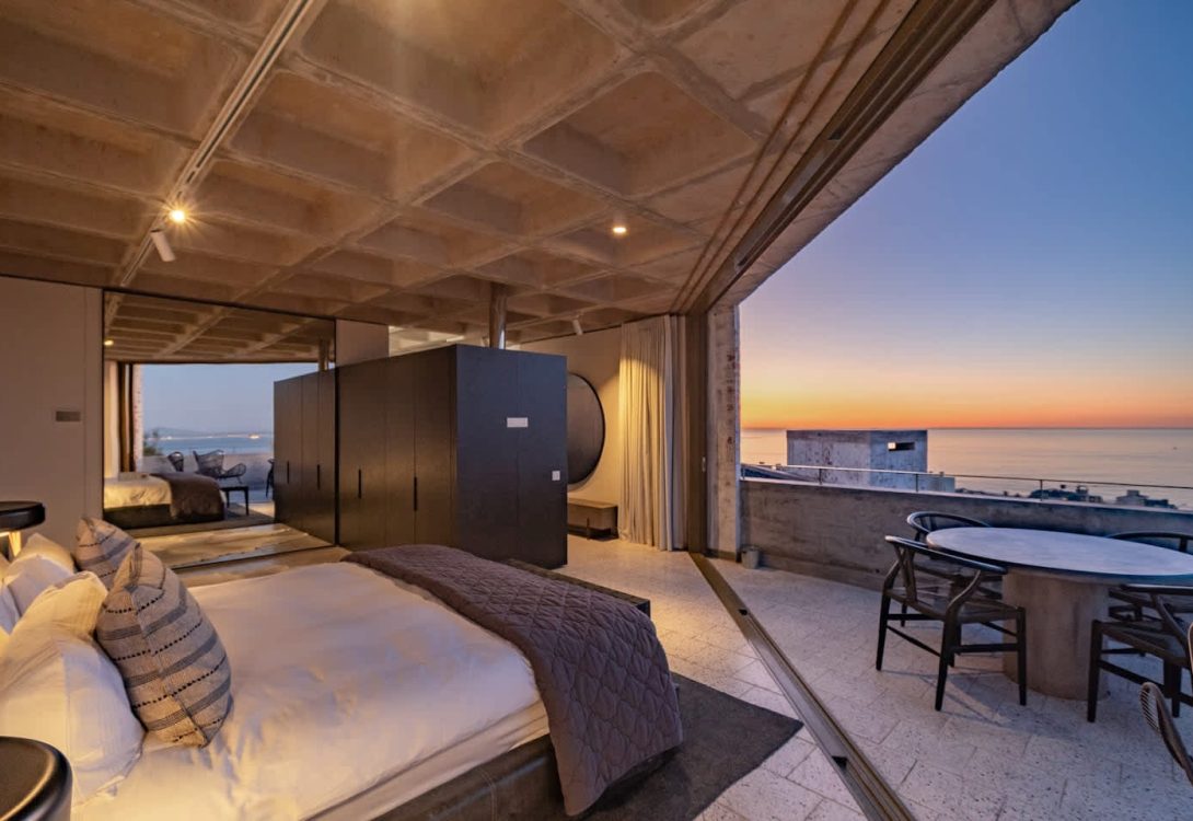 imgi_18_Luna-Azul-Penthouse-Ultra-luxury-in-Sea-Point-0-1-1090×750