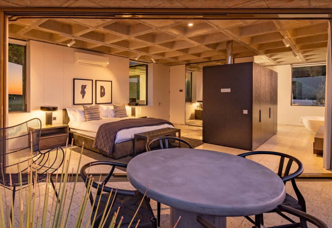 imgi_19_Luna-Azul-Penthouse-Ultra-luxury-in-Sea-Point-16-1-1090×750