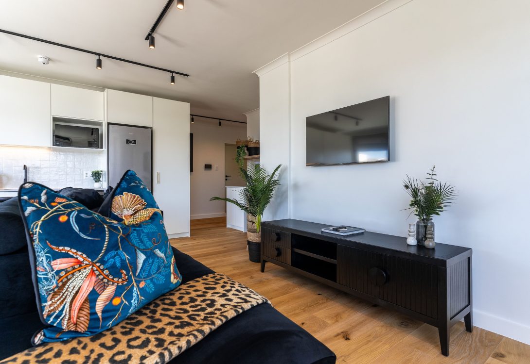 imgi_20_Diamond-Views-Luxury-Sea-Point-Apt-with-views-7-1090×750