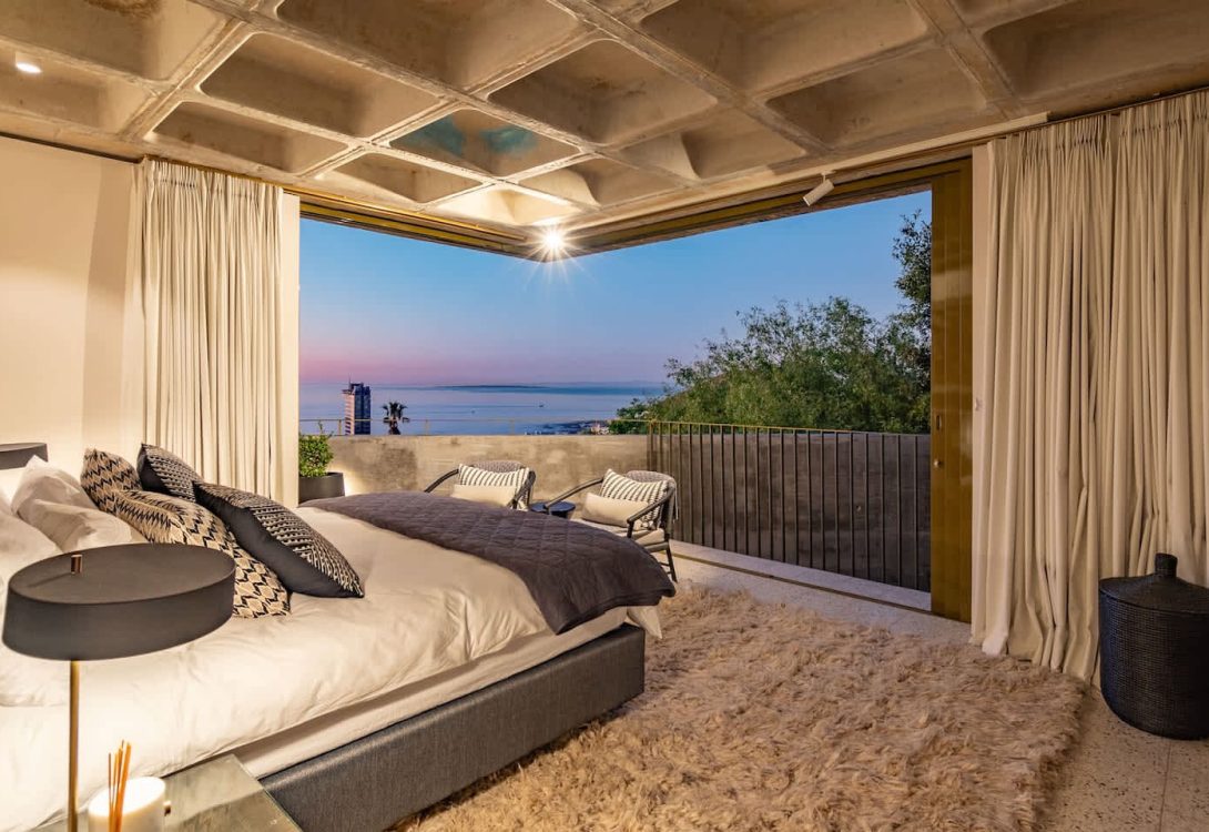 imgi_20_Luna-Azul-Penthouse-Ultra-luxury-in-Sea-Point-12-1-1090×750