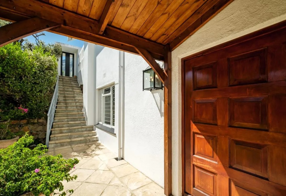 imgi_21_Camps-Bay-4bed-Home-w-Pool-and-Views-Alma-Marina-27-1090×750