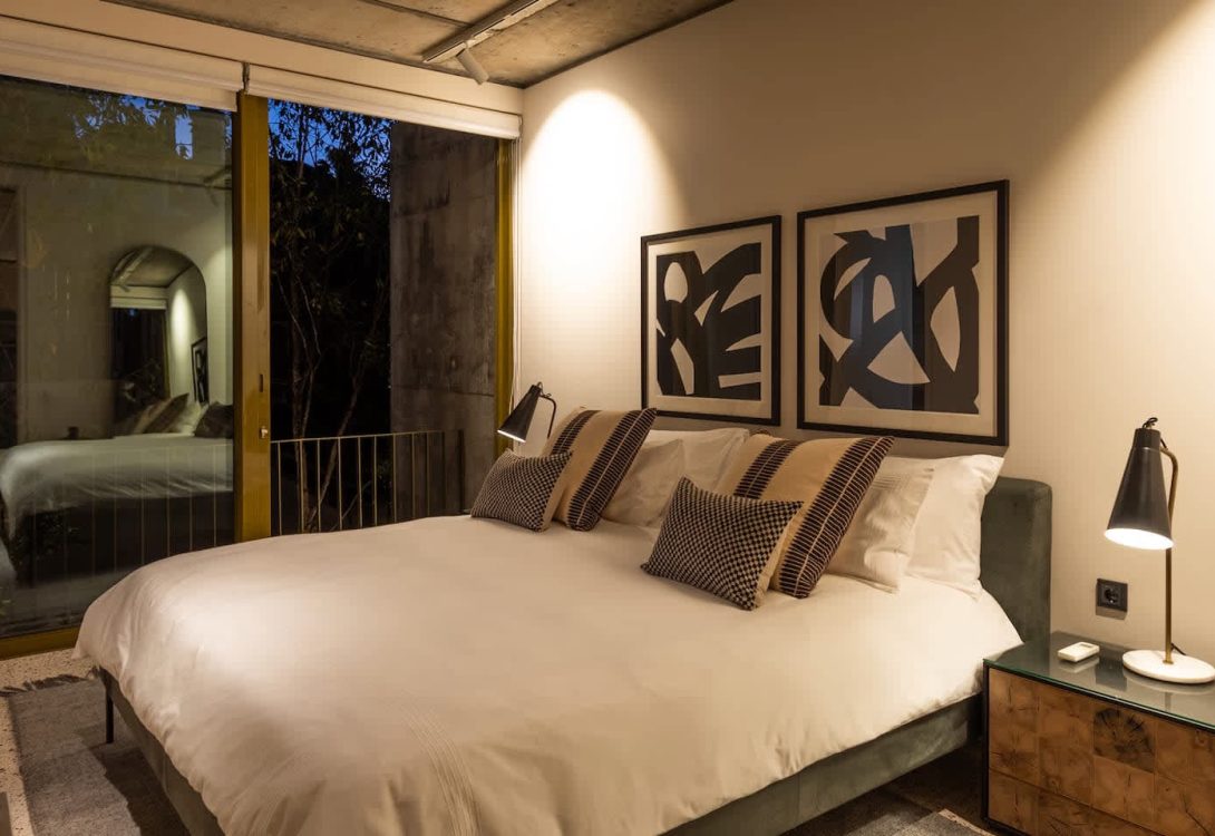 imgi_21_Luna-Azul-Penthouse-Ultra-luxury-in-Sea-Point-2-1-1090×750