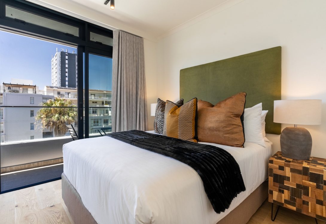 imgi_22_Diamond-Views-Luxury-Sea-Point-Apt-with-views-12-1090×750