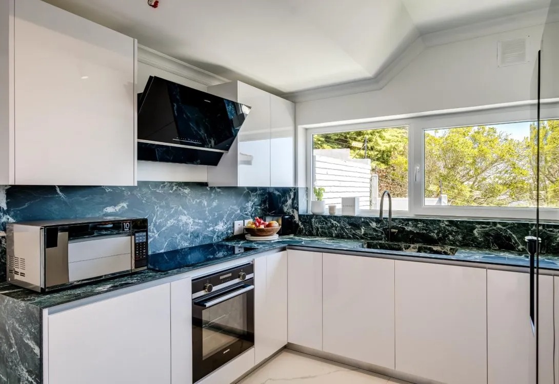 imgi_23_Aqua-Terra-Camps-Bay-7-1090×750