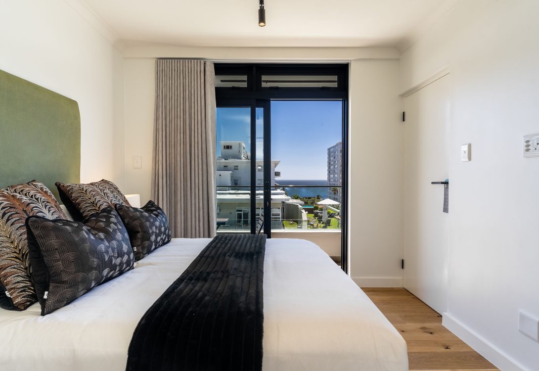 imgi_23_Diamond-Views-Luxury-Sea-Point-Apt-with-views-4-1090×750