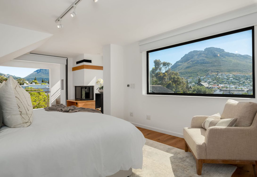imgi_26_Skye-Haven-Hout-Bay-Villa-12-1090×750
