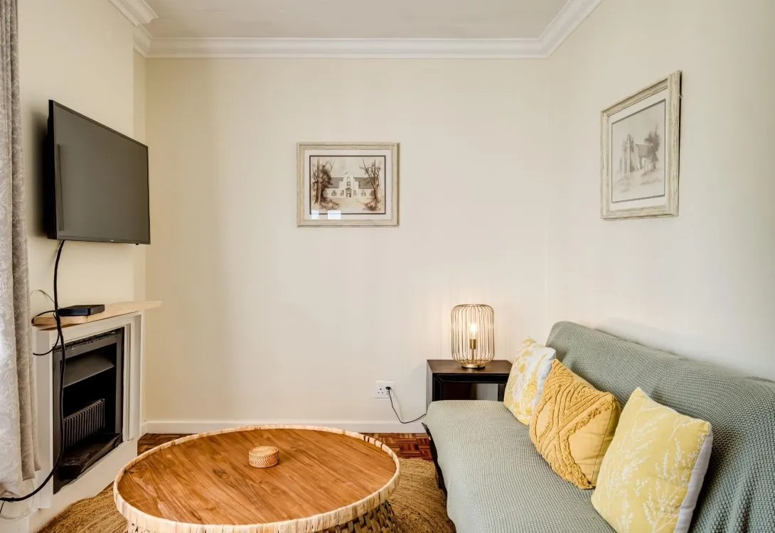 imgi_30_Camps-Bay-4bed-Home-w-Pool-and-Views-Alma-Marina-12-1090×750