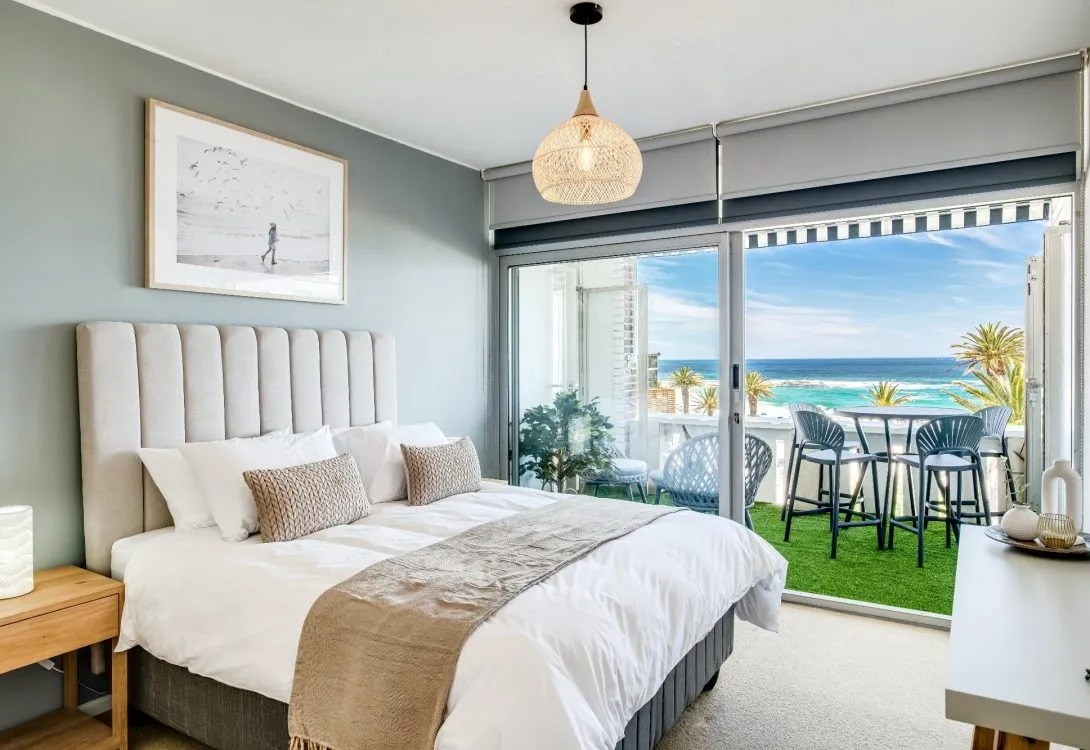 imgi_32_Camps-Bay-Seaside-Beach-View-Apartment-Palm-Bay-10-1090×750