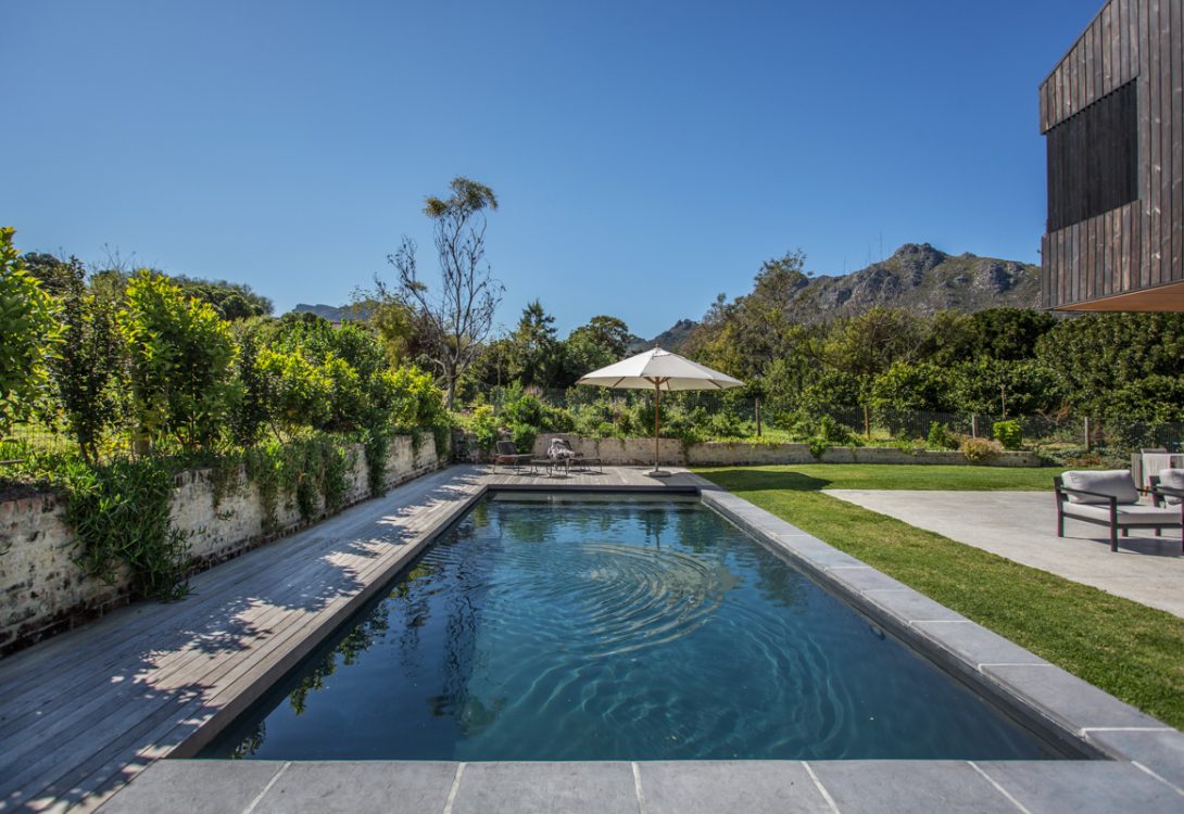 imgi_33_BlackBarn-Villa-Hout-Bay-Valley-Road-90-1090×750