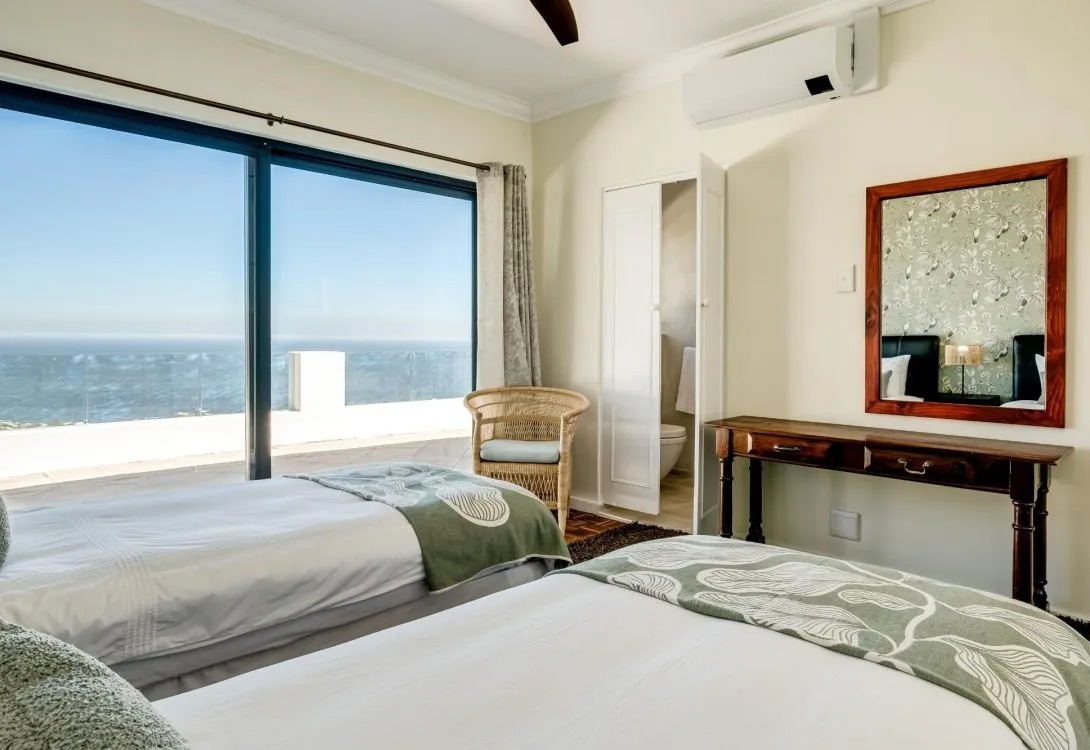 imgi_37_Camps-Bay-4bed-Home-w-Pool-and-Views-Alma-Marina-10-1090×750