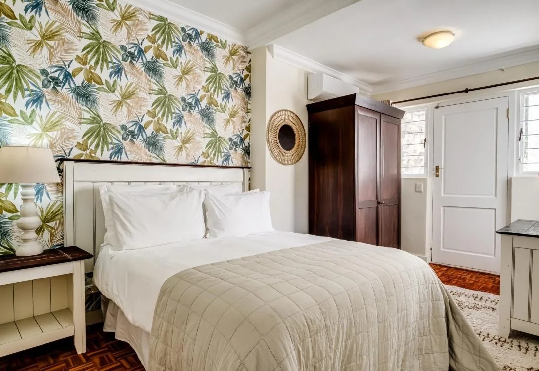 imgi_39_Camps-Bay-4bed-Home-w-Pool-and-Views-Alma-Marina-22-1090×750