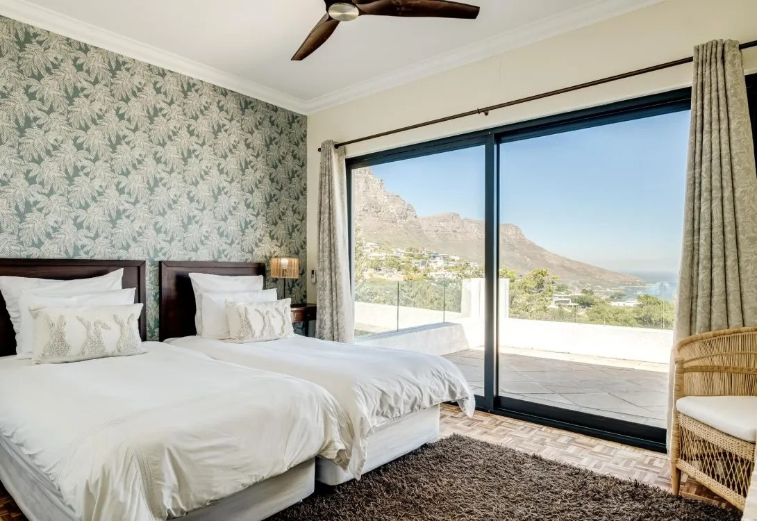 imgi_40_Camps-Bay-4bed-Home-w-Pool-and-Views-Alma-Marina-37-1090×750