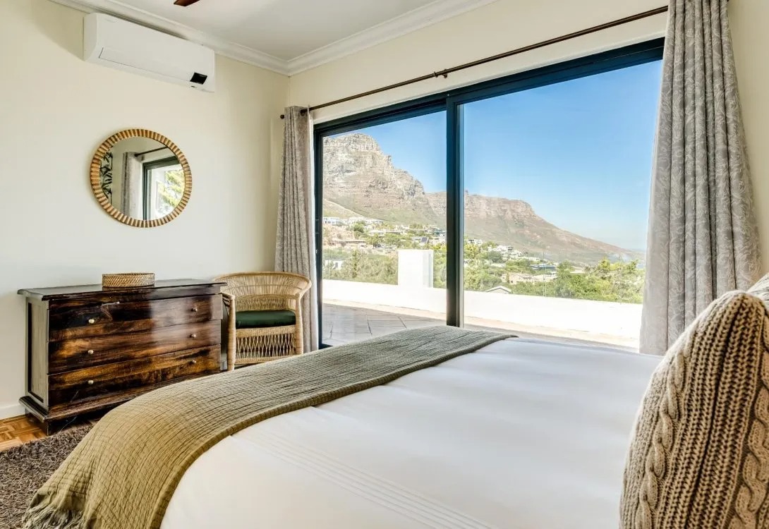 imgi_44_Camps-Bay-4bed-Home-w-Pool-and-Views-Alma-Marina-20-1090×750