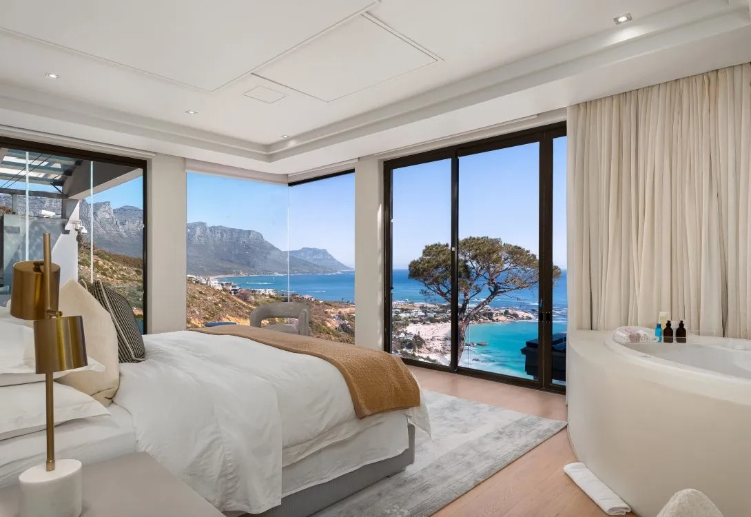 imgi_44_Clifton-Luxury-Vista-Villa-39-1090×750