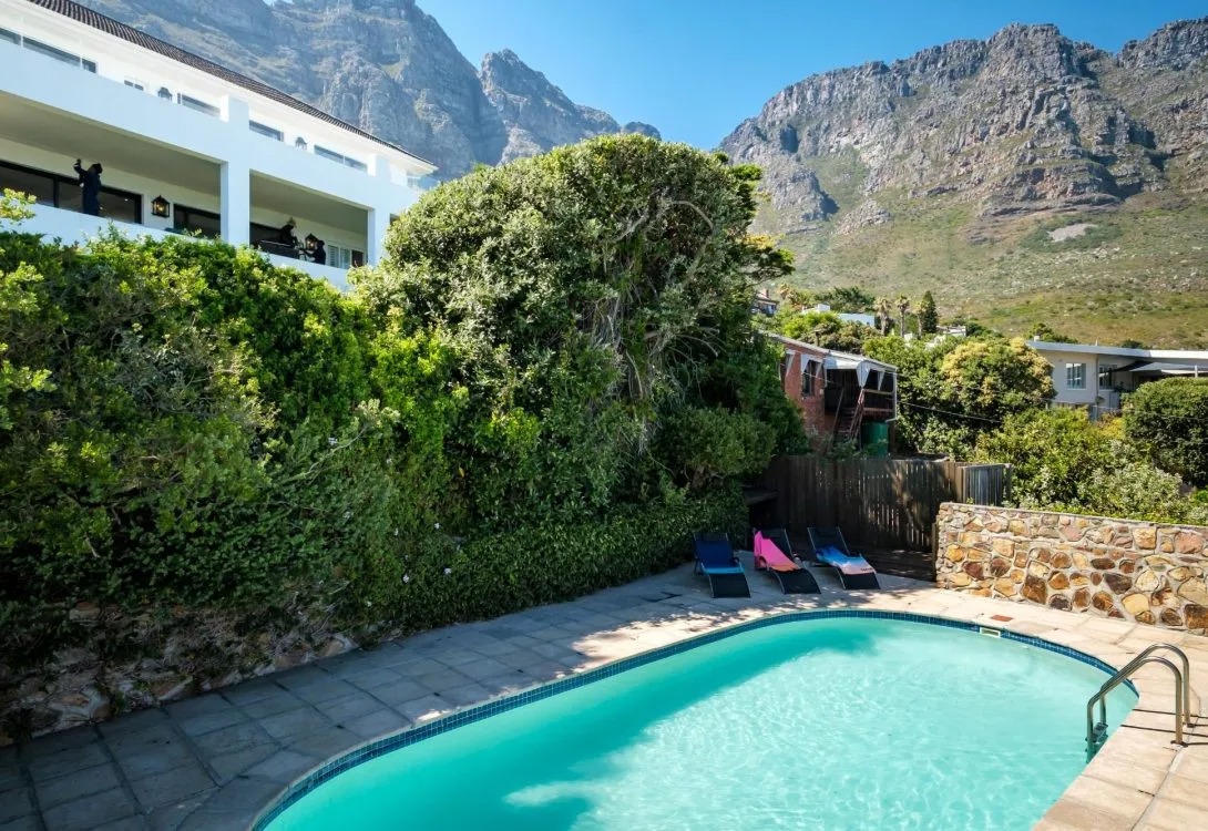imgi_4_Camps-Bay-4bed-Home-w-Pool-and-Views-Alma-Marina-45-1090×750