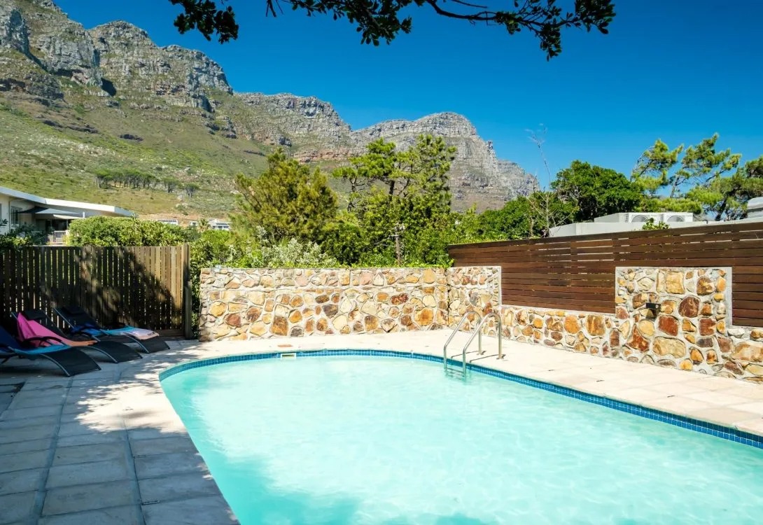 imgi_5_Camps-Bay-4bed-Home-w-Pool-and-Views-Alma-Marina-39-1090×750