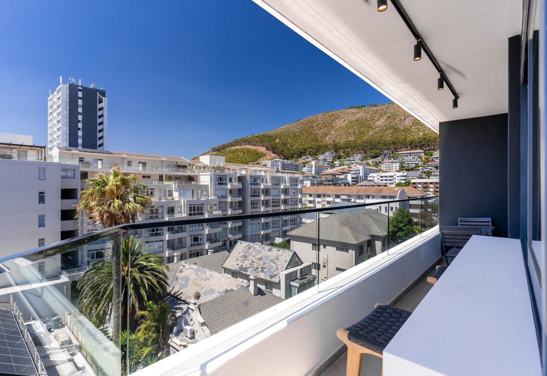 imgi_5_Diamond-Views-Luxury-Sea-Point-Apt-with-views-17-1090×750