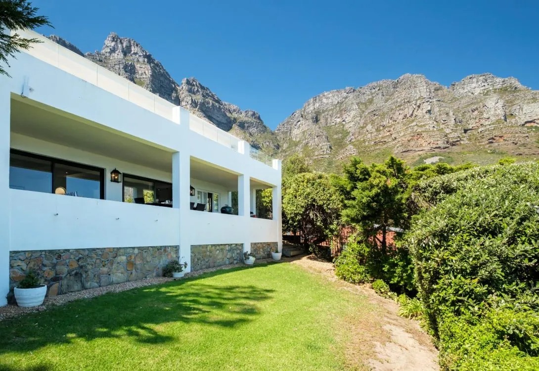 imgi_6_Camps-Bay-4bed-Home-w-Pool-and-Views-Alma-Marina-44-1090×750