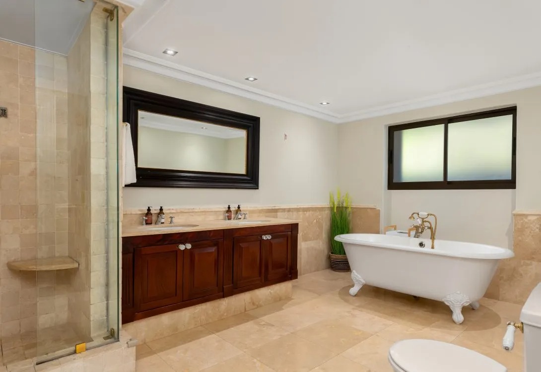 imgi_76_Clifton-Luxury-Vista-Villa-15-1090×750