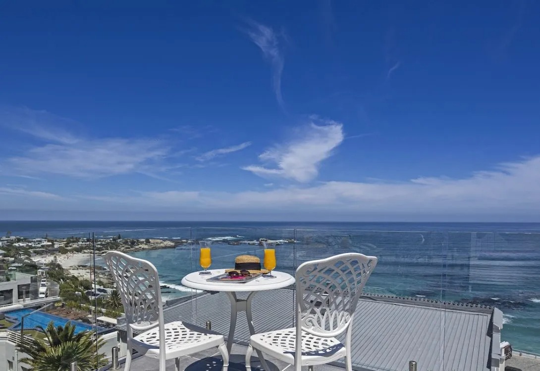 imgi_84_Clifton-Petite-Villa-Shared-Spaces-Small-Deck-1-1090×750